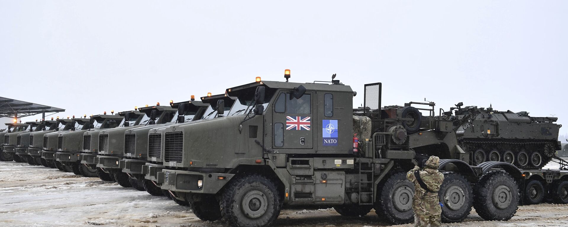 Tanques em plataformas de caminhões militares do Reino Unido, com tropas e equipamento militar, chegam à base da OTAN em Tapa, Estônia, 25 de fevereiro de 2022 - Sputnik Brasil, 1920, 22.04.2022