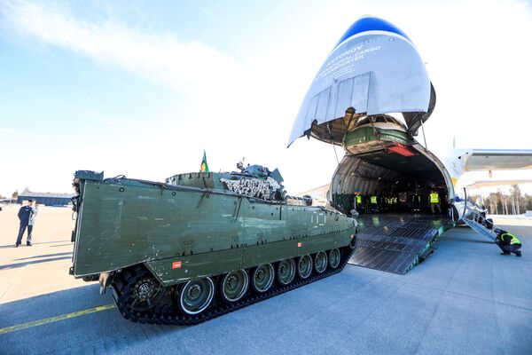 Veículo militar é carregado em avião Antonov para transportar militares à Lituânia e reforçar tropas da OTAN em Gardermoen, Noruega, 27 de fevereiro de 2022 - Sputnik Brasil