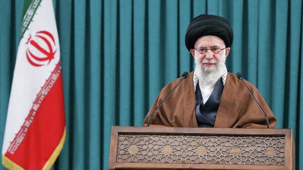O líder supremo iraniano, o aiatolá Ali Khamenei, faz um discurso televisionado em Teerã, Irã, 1º de março de 2022 - Sputnik Brasil