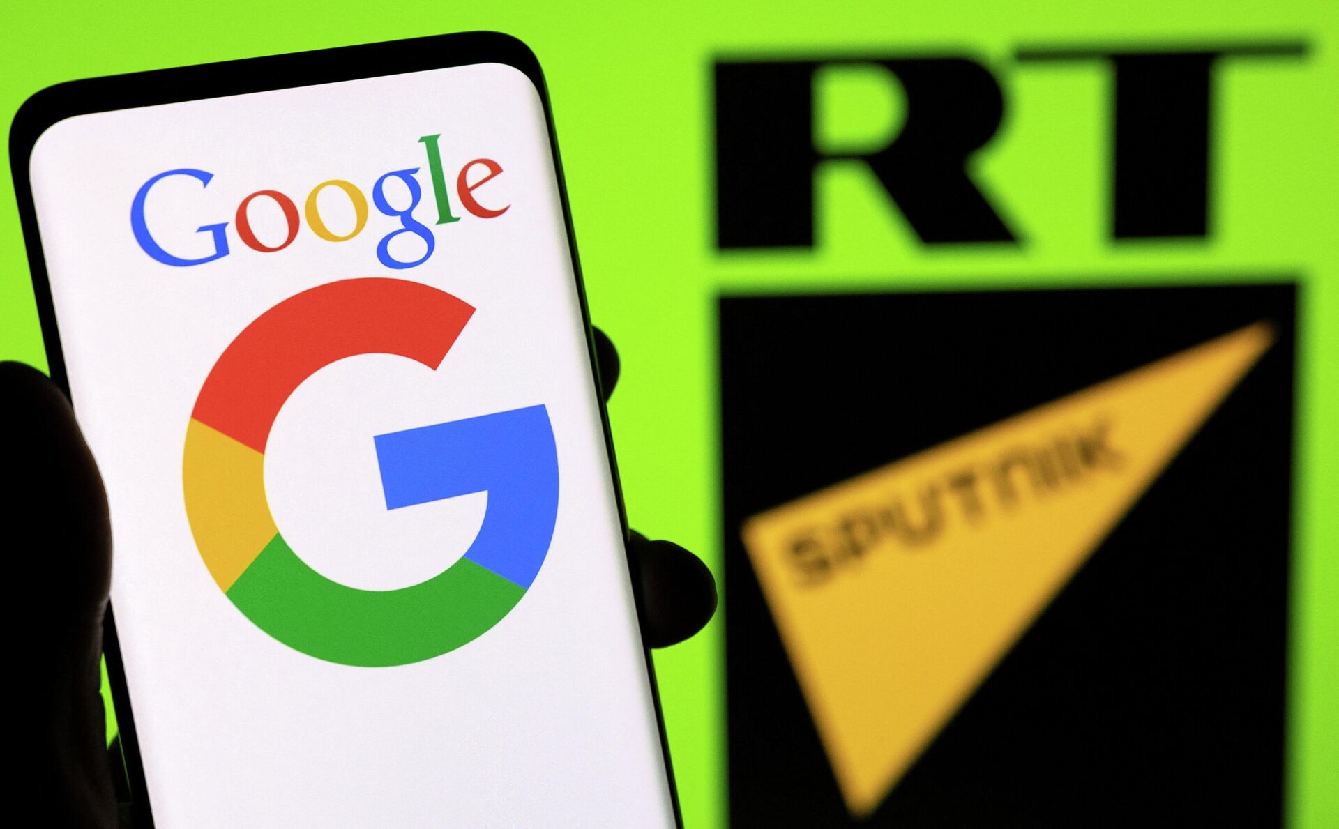 Logotipo do Google em um smartphone, com logotipos do RT e da Sputnik no fundo em 28 de fevereiro de 2022 - Sputnik Brasil, 1920, 01.03.2022