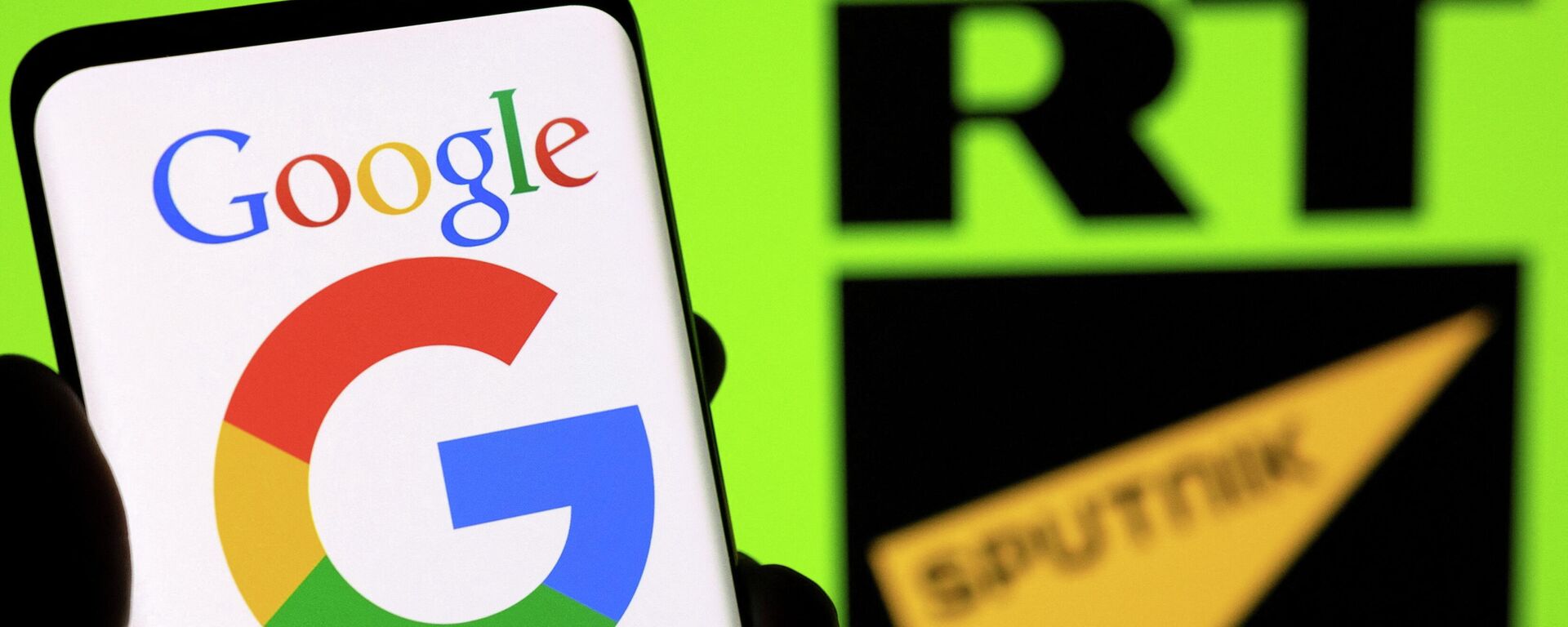 Logotipo do Google em um smartphone, com logotipos do RT e da Sputnik no fundo em 28 de fevereiro de 2022 - Sputnik Brasil, 1920, 02.03.2022