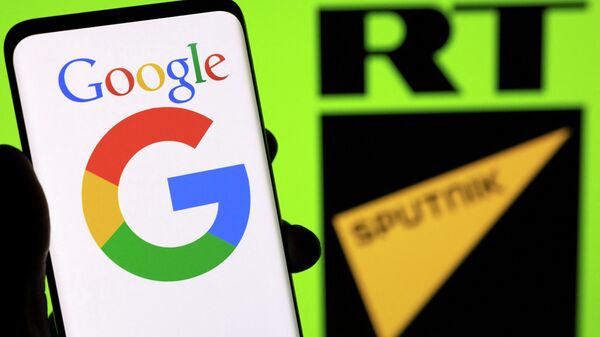 Logotipo do Google em um smartphone, com logotipos do RT e da Sputnik no fundo em 28 de fevereiro de 2022 - Sputnik Brasil