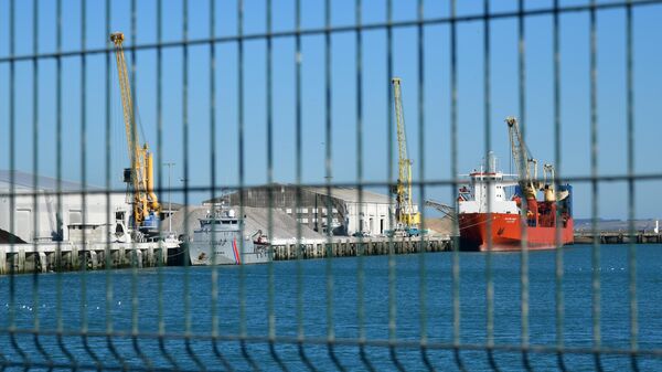 No porto de Boulogne-sur-Mer, na França, o navio russo Baltic Leader, aparece detido devido para inspeção devido às sanções impostas pelos Estados Unidos, em 26 de fevereiro de 2022 - Sputnik Brasil