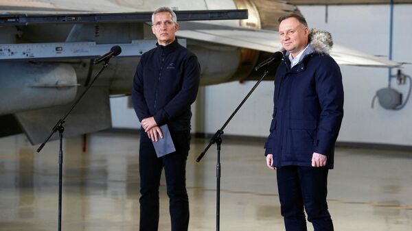 O secretário-geral da OTAN, Jens Stoltenberg, e o presidente polonês, Andrzej Duda, realizam uma entrevista coletiva na Base Aérea de Lask, Polônia, em 1º de março de 2022 - Sputnik Brasil