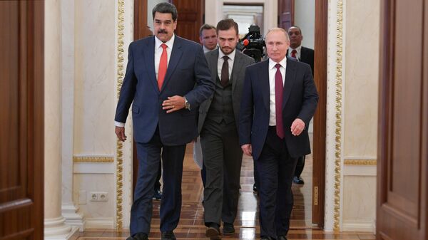 Em Moscou, o presidente russo, Vladimir Putin, e o presidente venezuelano, Nicolás Maduro, caminham no Kremlin, em 25 de setembro de 2019 - Sputnik Brasil