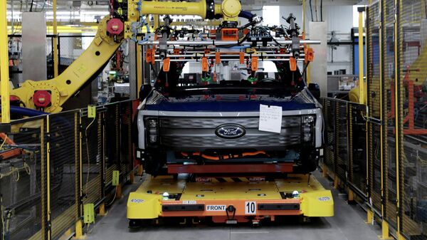 Em Dearborn, no estado norte-americano do Michigan, um robô opera uma linha de montagem da Ford, em 16 de setembro de 2021 - Sputnik Brasil