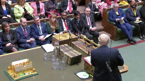 O primeiro-ministro britânico Boris Johnson fala durante o debate semanal de perguntas, em meio à crise na Ucrânia, no Parlamento em Londres, Reino Unido, 2 de março de 2022  - Sputnik Brasil