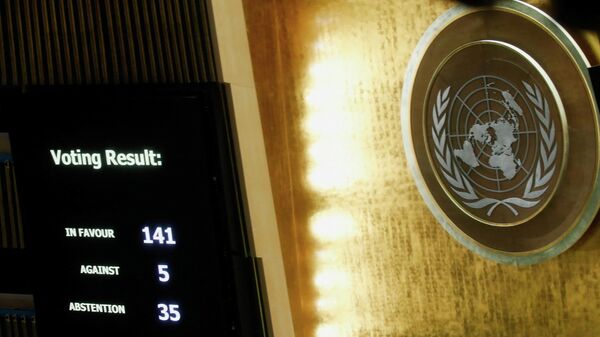 Em Nova York, nos Estados Unidos, o placar da Assembleia Geral da Organização das Nações Unidas (ONU) mostra o placar da votação de uma resolução contra a operação militar da Rússia na Ucrânia, em 2 de março de 2022. - Sputnik Brasil