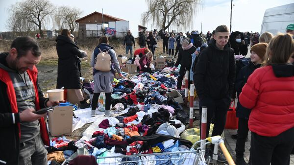 Refugiados ucranianos no posto de fronteira de Medyka–Shegini, na Polônia, em 26 de fevereiro de 2022 - Sputnik Brasil