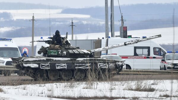Tanque T-72B3 em estrada perto da fronteira com a Ucrânia, na região russa de Belgorod - Sputnik Brasil