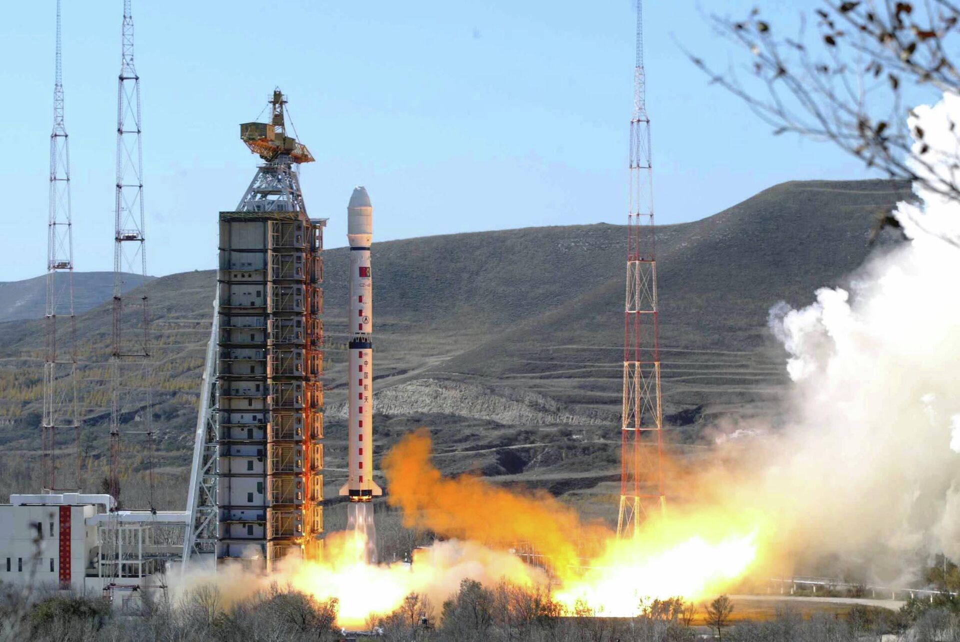 Na província de Shanxi, na China, um satélite desenvolvido em conjunto por cientistas chineses e brasileiros é lançado, em 21 de outubro de 2003 - Sputnik Brasil, 1920, 23.05.2023