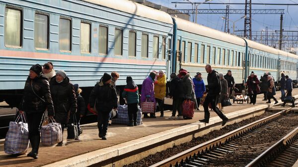 Em Rostov, moradores da República Popular de Donetsk (RPD) caminham na estação ferroviária de Debaltseve durante a evacuação para o território russo, em 19 de fevereiro de 2022. - Sputnik Brasil