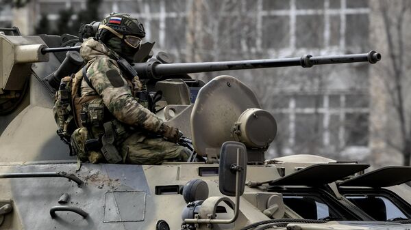 Militar das Forças Armadas da Rússia em veículo blindado na Crimeia, perto da fronteira com a Ucrânia, 2 de março de 2022 - Sputnik Brasil