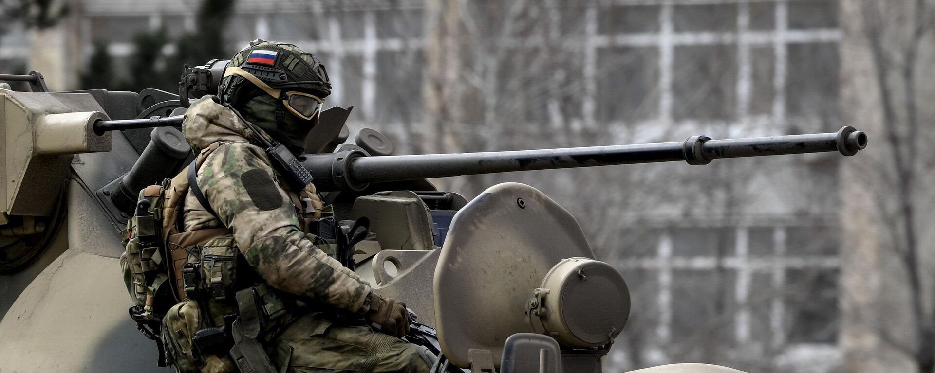 Militar das Forças Armadas da Rússia em veículo blindado na Crimeia, perto da fronteira com a Ucrânia, 2 de março de 2022 - Sputnik Brasil, 1920, 04.03.2022