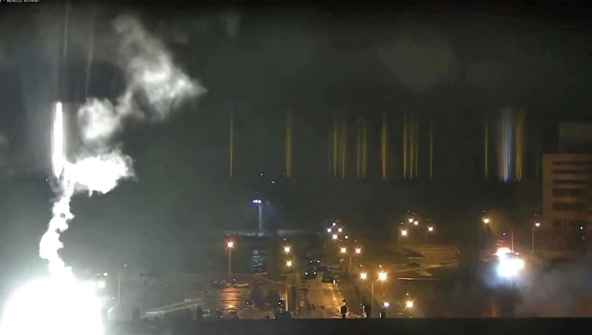 Câmera de vigilância mostra incêndio na usina nuclear de Zaporozhie, Ucrânia, 4 de março de 2022 - Sputnik Brasil, 1920, 04.03.2022