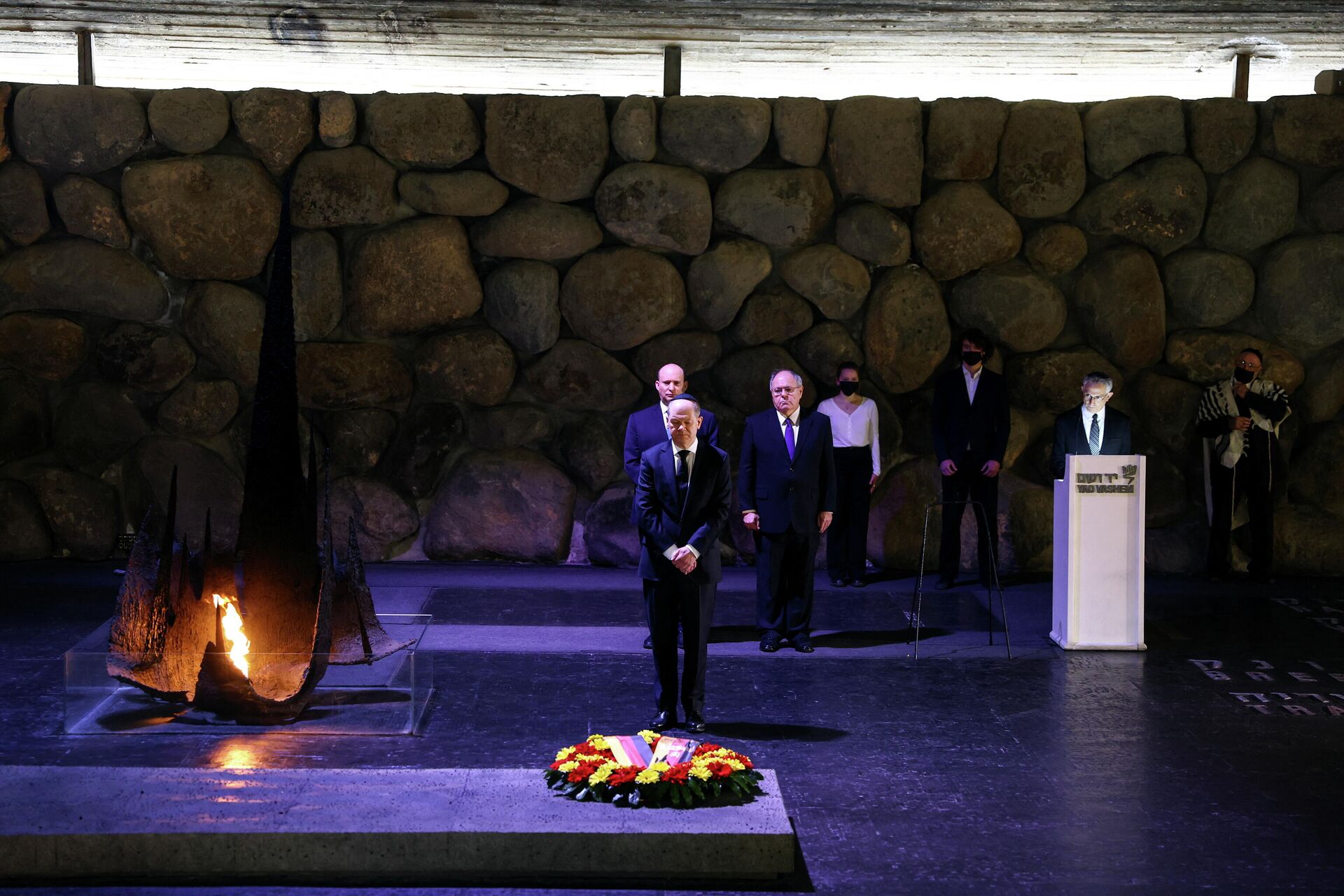 Chanceler alemão, Olaf Scholz, durante sua visita ao Centro Mundial de Homenagem do Holocausto Yad Vashem em Jerusalém, 2 de março de 2022 - Sputnik Brasil, 1920, 04.03.2022