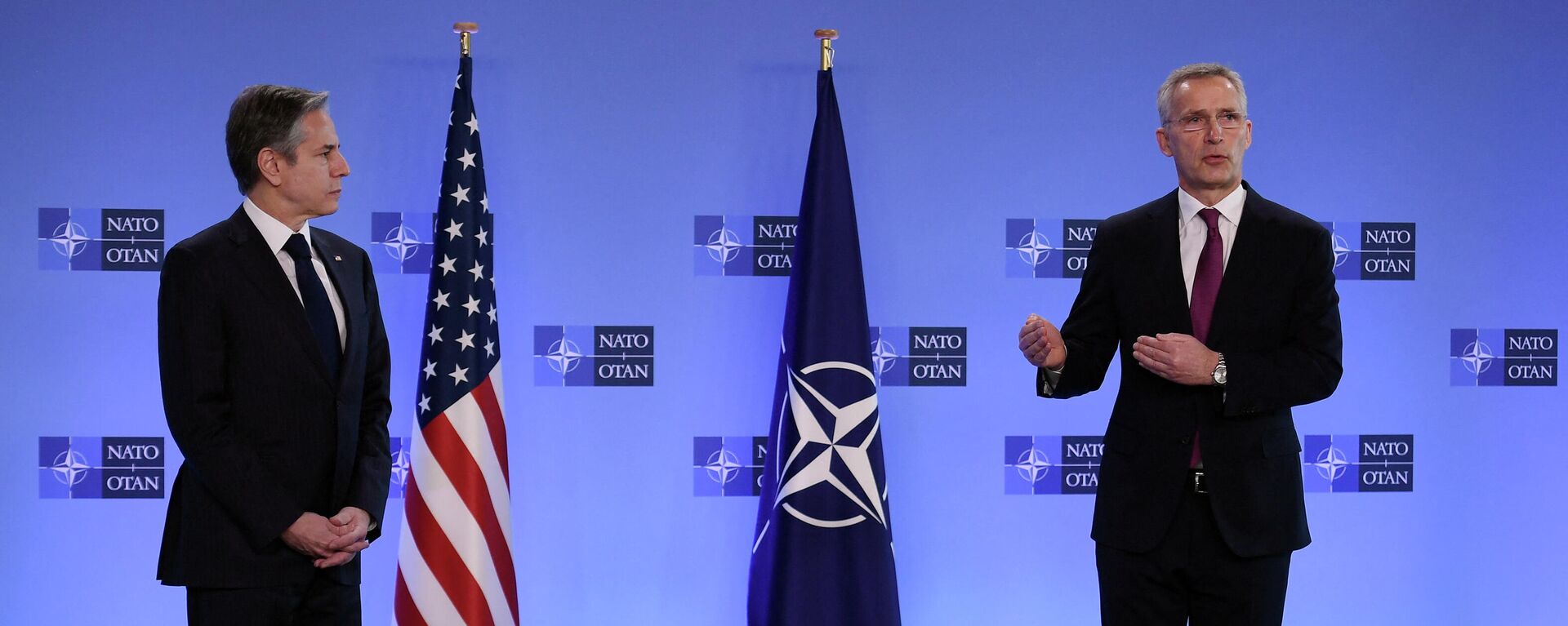 O secretário-geral da OTAN, Jens Stoltenberg, e o secretário de Estado dos EUA, Antony Blinken, falam durante uma entrevista coletiva antes de uma reunião de ministros das Relações Exteriores da OTAN, Bruxelas, Bélgica, em 4 de março de 2022 - Sputnik Brasil, 1920, 04.03.2022