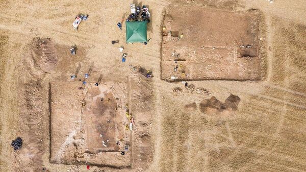 Arqueólogos e pesquisadores trabalhando no sítio arqueológico de Rutland, no Reino Unido - Sputnik Brasil