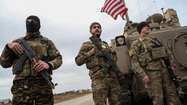 Forças democráticas sírias e soldados americanos estão perto da prisão que foi atacada pelos militantes islâmicos Stete em Hassakeh, Síria, terça-feira, 8 de fevereiro de 2022 - Sputnik Brasil