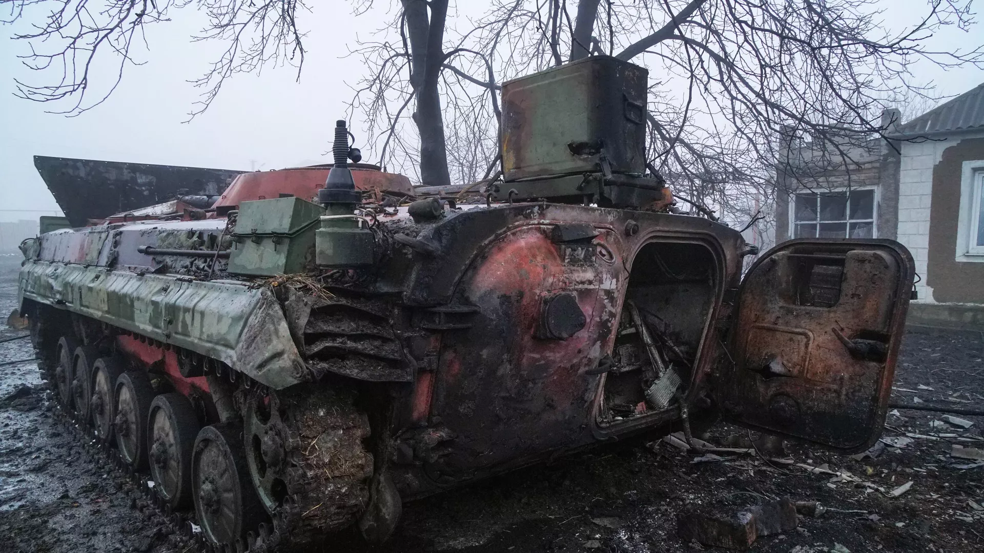Equipamento militar das forças ucranianas destruído na povoação de Volnovakha, 2 de março de 2022