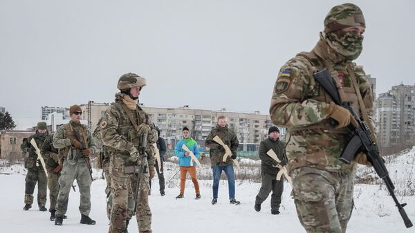 Veteranos do batalhão Azov, da Guarda Nacional Ucraniana, realizam exercícios militares para civis em Kiev, em 6 de fevereiro de 2022, antes da operação militar russa na Ucrânia - Sputnik Brasil