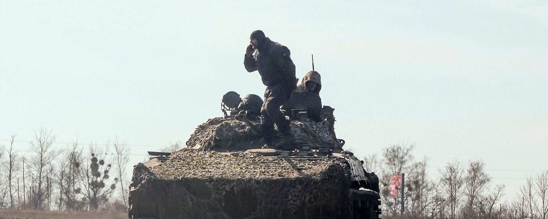 Soldados do Exército ucraniano são vistos em um veículo blindado, na região de Kharkov, na Ucrânia, em 24 de fevereiro de 2022 - Sputnik Brasil, 1920, 06.03.2022