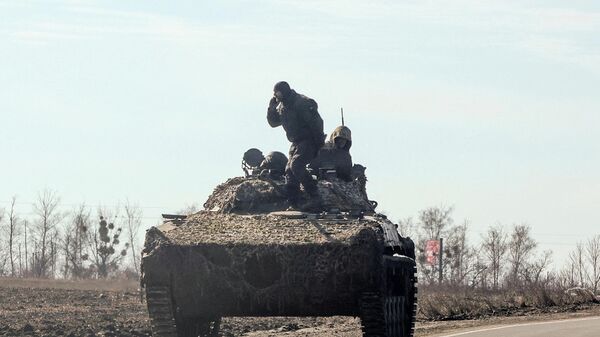 Soldados do Exército ucraniano são vistos em um veículo blindado, na região de Kharkov, na Ucrânia, em 24 de fevereiro de 2022 - Sputnik Brasil