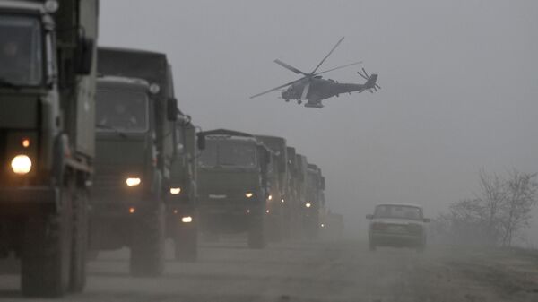 Comboio militar do Exército russo escoltado por helicóptero Mi-24 - Sputnik Brasil