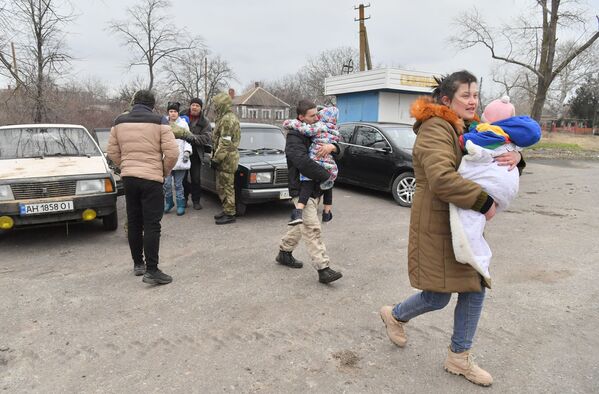 Refugiados de Mariupol que conseguiram deixar a cidade apesar dos tiros. Não é possível evacuar os moradores da cidade pelos corredores humanitários por Kiev não garantir o cessar-fogo. - Sputnik Brasil