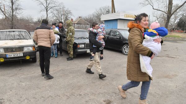 Refugiados de Mariupol que conseguiram deixar a cidade apesar dos tiros. Não é possível evacuar os moradores da cidade pelos corredores humanitários por Kiev não garantir o cessar-fogo - Sputnik Brasil