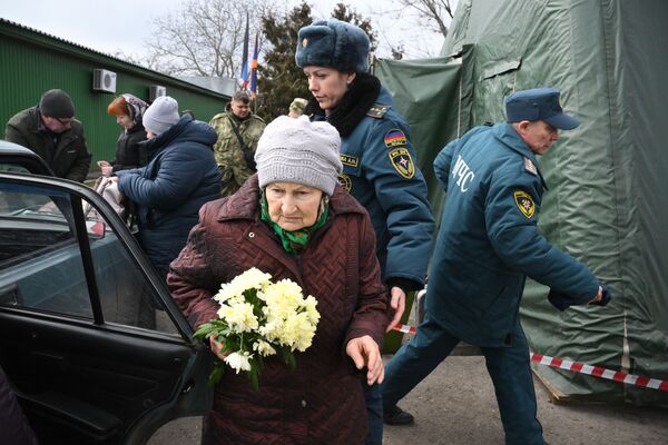 Moradora de Mariupol que deixou voluntariamente a cidade através de corredor humanitário em um ponto de encontro de refugiados organizado pelo Ministério de Defesa Civil e Emergências da República Popular de Donetsk em Bezymyannoe, região de Novoazovsk. - Sputnik Brasil