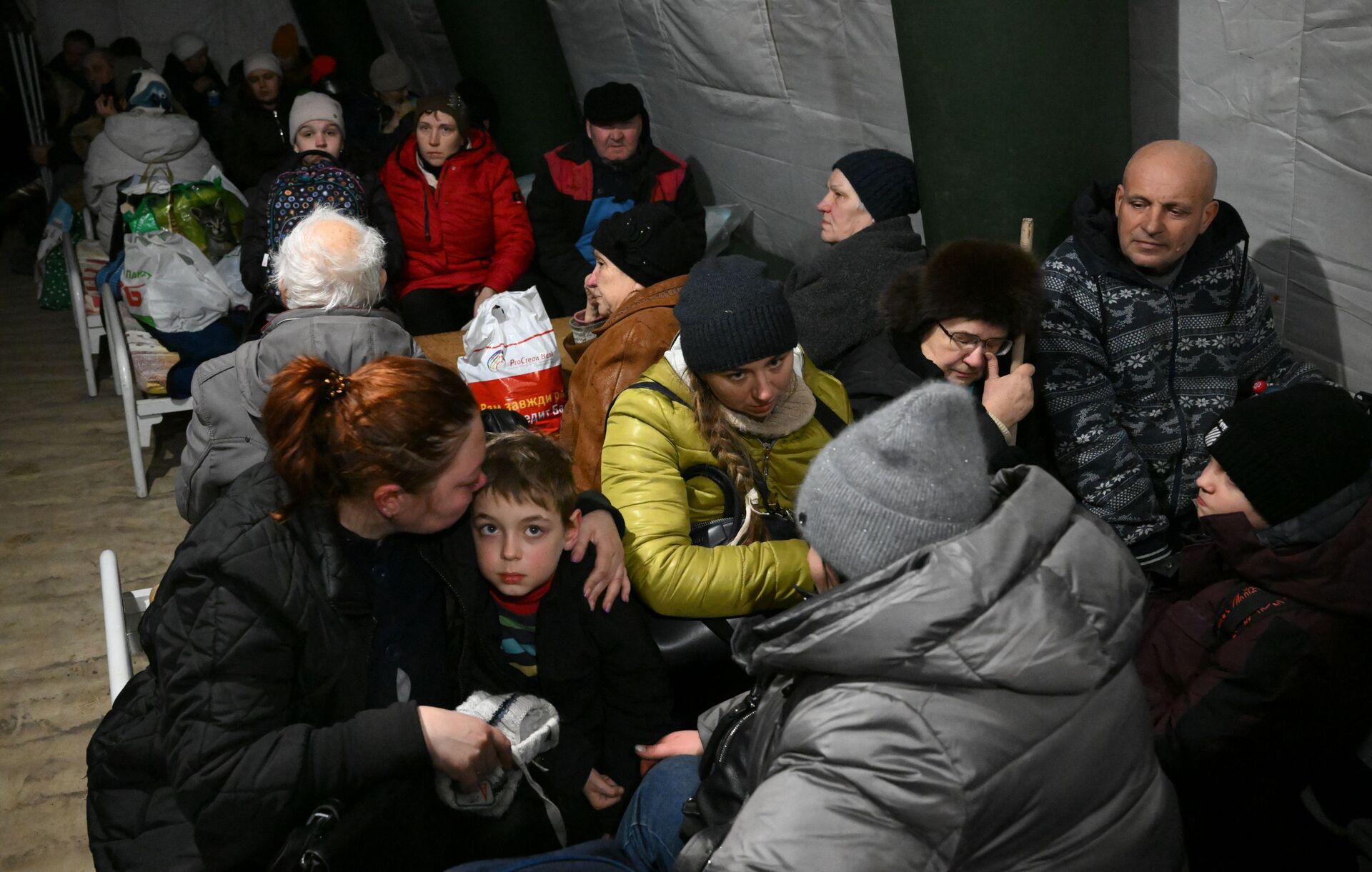 Refugiados de Mariupol que chegaram a ponto especial organizado por funcionários do Ministério de Defesa Civil e Emergências da República Popular de Donetsk - Sputnik Brasil, 1920, 23.08.2022