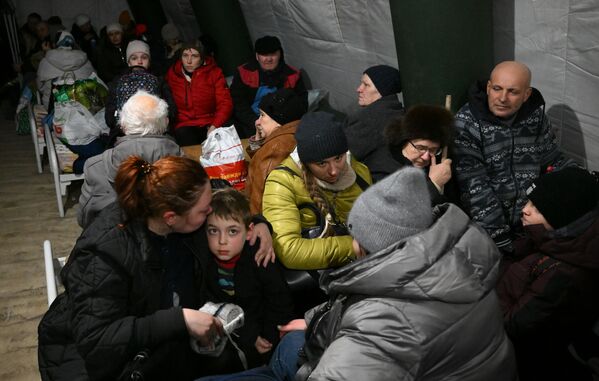 Refugiados de Mariupol que chegaram a ponto especial organizado por funcionários do Ministério de Defesa Civil e Emergências da República Popular de Donetsk. - Sputnik Brasil