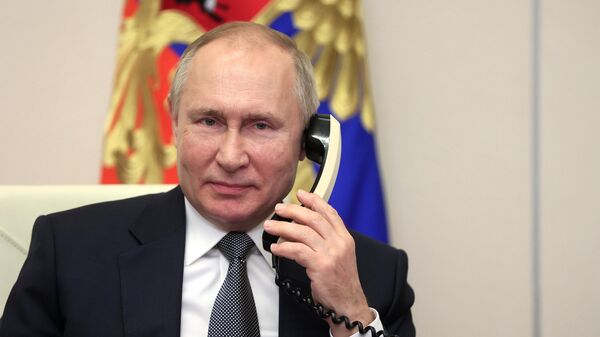 O presidente da Rússia, Vladimir Putin durante conversa telefônica - Sputnik Brasil