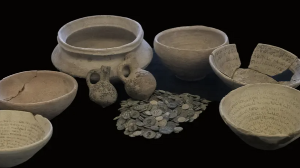 Vasos, tigelas e moedas recuperadas por operação da Autoridade de Antiguidades de Israel - Sputnik Brasil