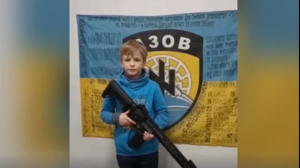 Captura de tela do vídeo de propaganda nacionalista onde criança chama os europeus para ajudarem a defender a Ucrânia - Sputnik Brasil