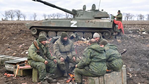 Combatentes da Milícia Popular da República Popular de Donetsk junto de tanque perto de Bugas - Sputnik Brasil