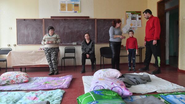 Refugiados de Mariupol em escola que serve temporariamente de centro de hospedagem em Bezymiannoe, República Popular de Donetsk - Sputnik Brasil