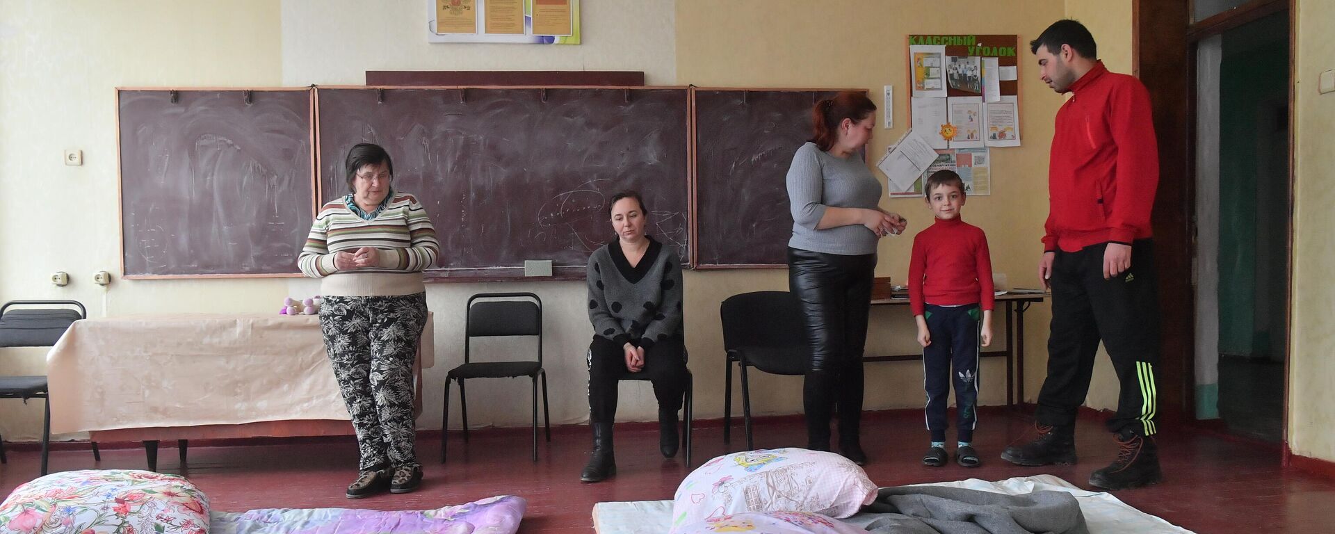 Refugiados de Mariupol em escola que serve temporariamente de centro de hospedagem em Bezymiannoe, República Popular de Donetsk - Sputnik Brasil, 1920, 07.03.2022