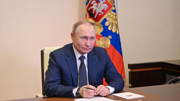 Em Moscou, o presidente russo, Vladimir Putin, participou da cerimônia de hasteamento da bandeira na balsa Marechal Rokossovsky, em 4 de março de 2022 - Sputnik Brasil