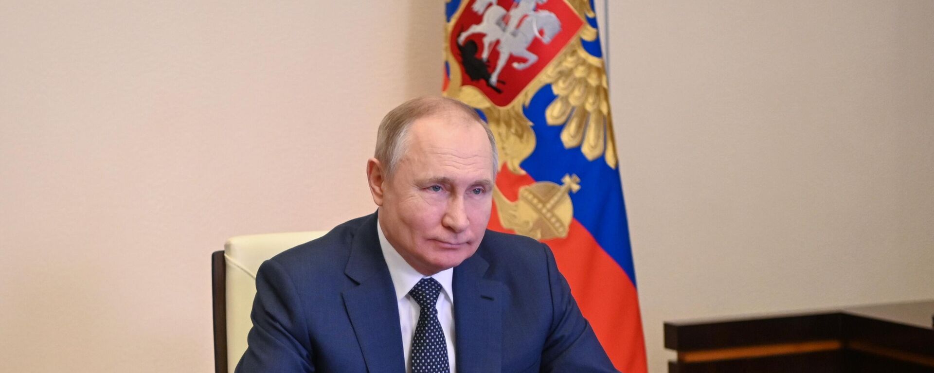 Em Moscou, o presidente russo, Vladimir Putin, participou da cerimônia de hasteamento da bandeira na balsa Marechal Rokossovsky, em 4 de março de 2022 - Sputnik Brasil, 1920, 07.03.2022