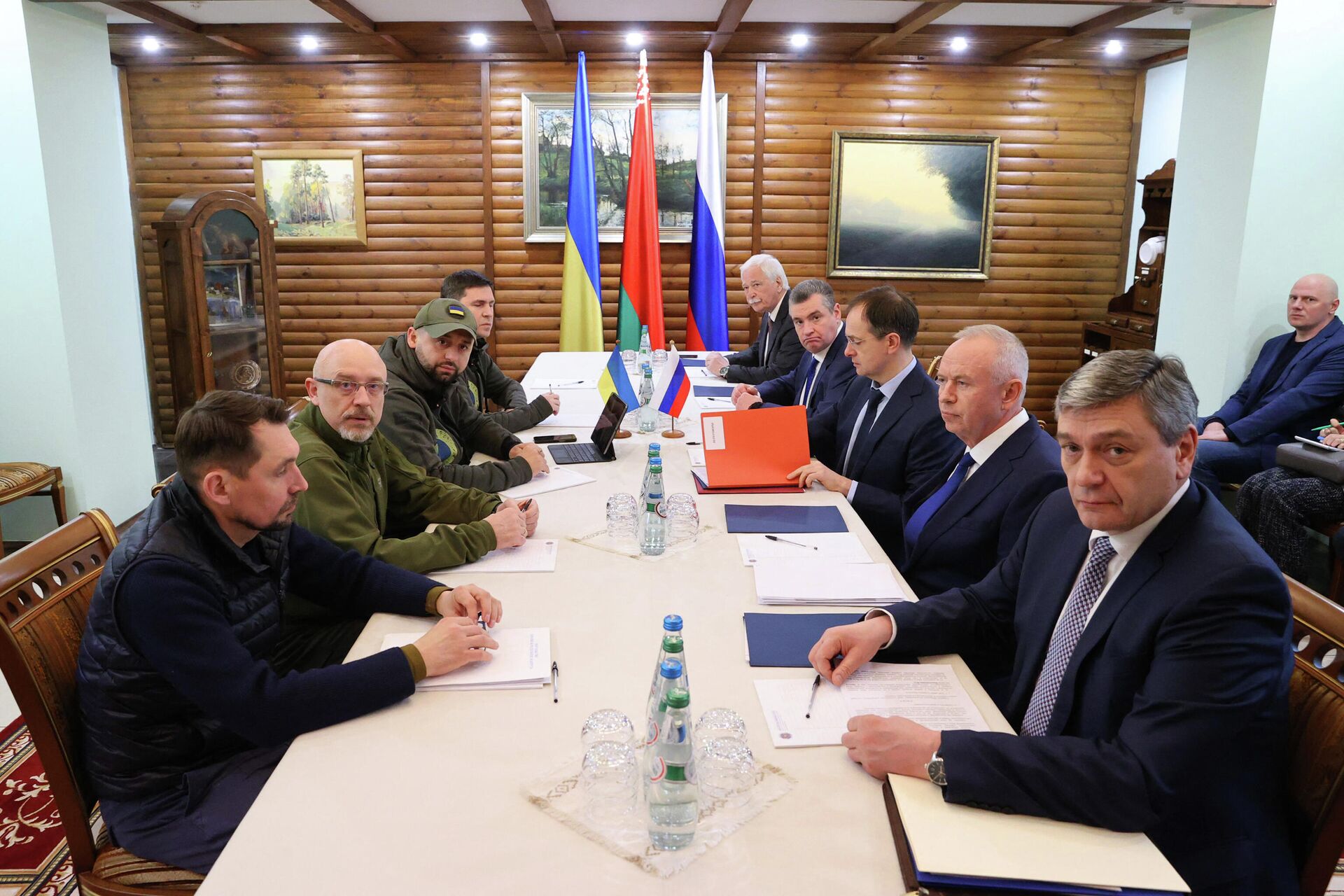 Delegações da Rússia e da Ucrânia durante negociações na região belarussa de Brest, 7 de março de 2022 - Sputnik Brasil, 1920, 08.03.2022