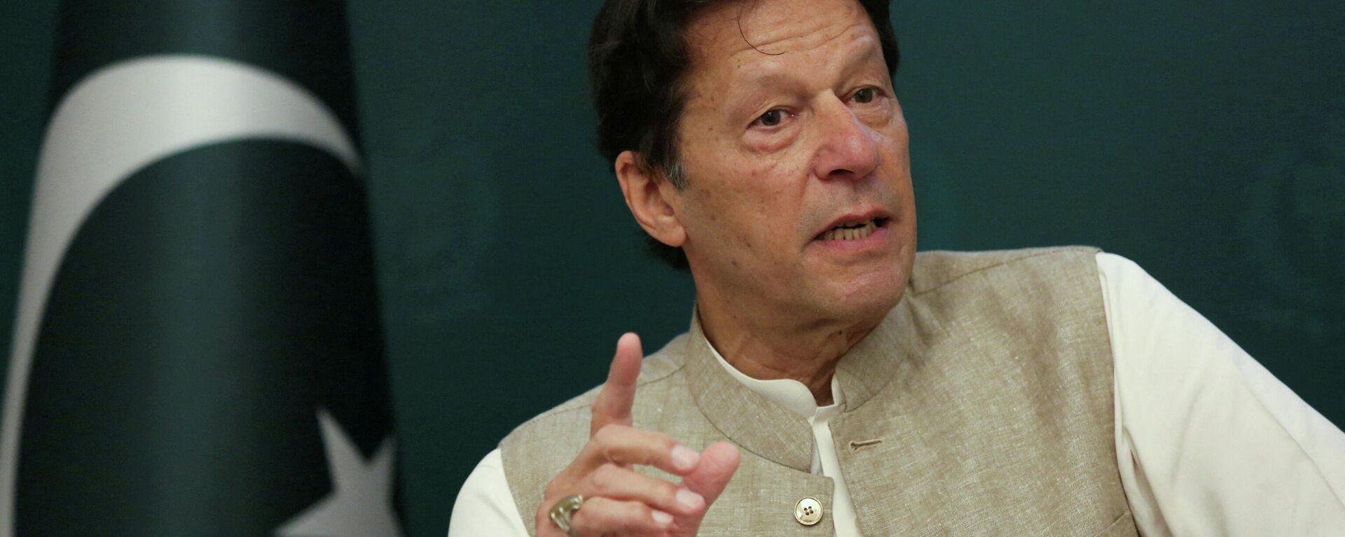 O primeiro-ministro do Paquistão, Imran Khan, durante entrevista à Reuters em Islamabad, Paquistão, 4 de junho de 2021 - Sputnik Brasil, 1920, 08.03.2022