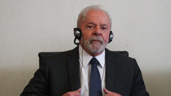 O ex-presidente brasileiro Luiz Inácio Lula da Silva gesticula durante uma reunião com senadores no prédio do Senado do México, na Cidade do México, México, 3 de março de 2022 - Sputnik Brasil