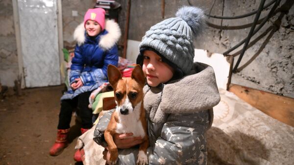 Crianças se escondem com cachorro em porão de uma casa dos disparos das Forças Armadas da Ucrânia em Gorlovka - Sputnik Brasil
