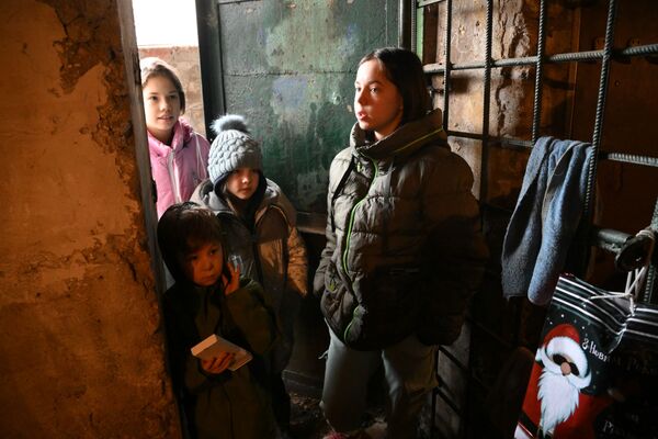 Crianças se escondem em porão de uma casa dos disparos das Forças Armadas da Ucrânia em Gorlovka - Sputnik Brasil