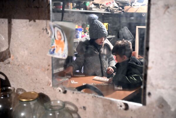 Crianças brincam em porão de uma casa em meio a disparos das Forças Armadas da Ucrânia em Gorlovka - Sputnik Brasil