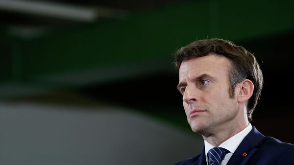 Emmanuel Macron, presidente francês e candidato à reeleição em 2022, realiza encontro com moradores de Poissy como seu primeiro evento da campanha, França, 7 de março de 2022 - Sputnik Brasil