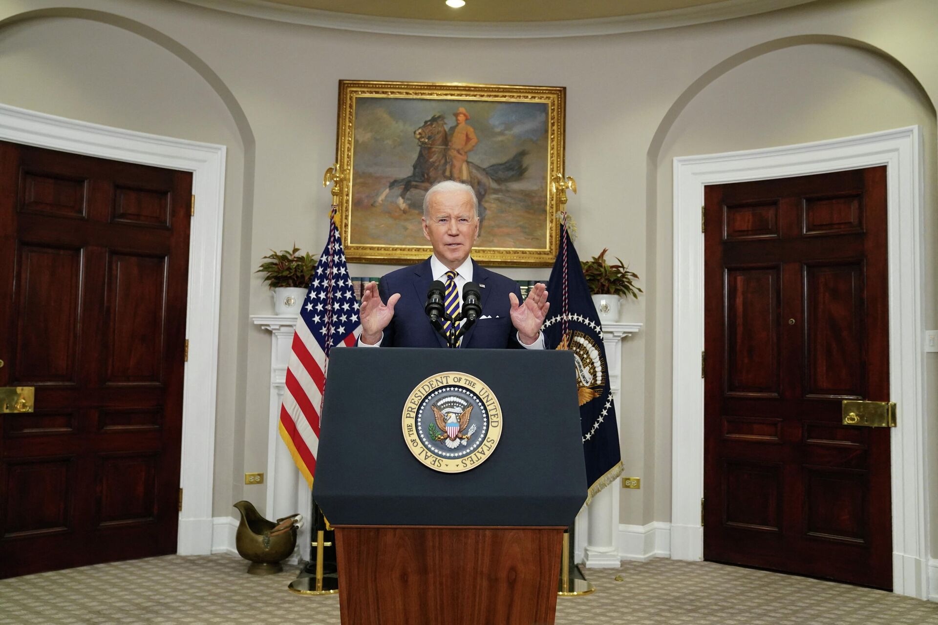 O presidente dos EUA, Joe Biden, anuncia sanções contra a Rússia, durante discurso na Casa Branca, em Washington, em 8 de março de 2022 - Sputnik Brasil, 1920, 11.03.2022