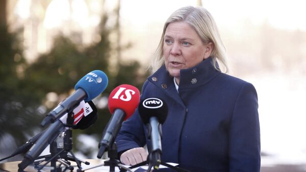 A primeira-ministra da Suécia, Magdalena Andersson, fala à mídia do lado de fora da residência oficial da primeira-ministra finlandesa, Sanna Marin, Kesaranta em Helsinque, Finlândia, 5 de março de 2022 - Sputnik Brasil